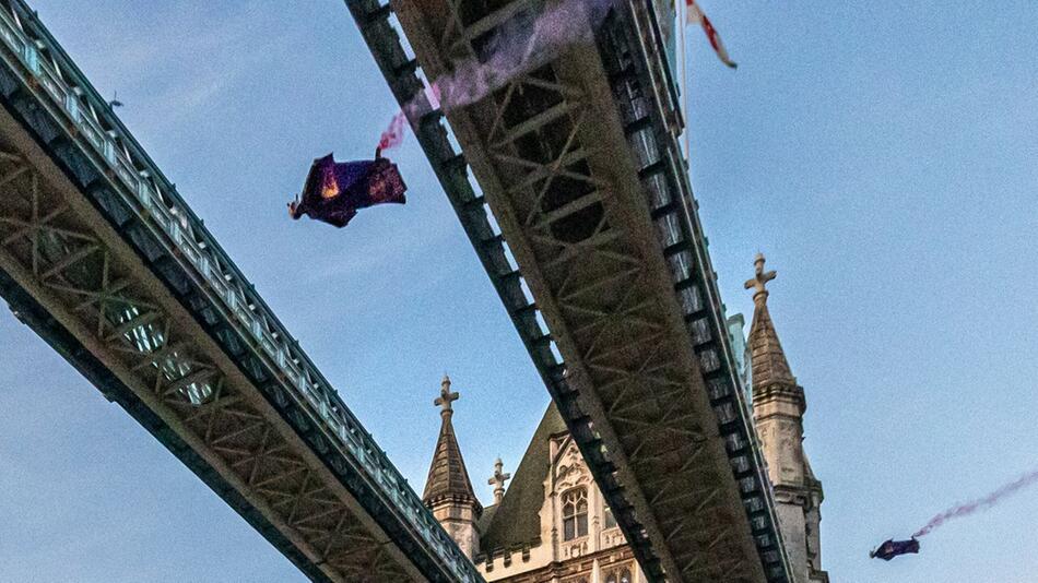 Skydiver fligen durch Londoner Tower Bridge