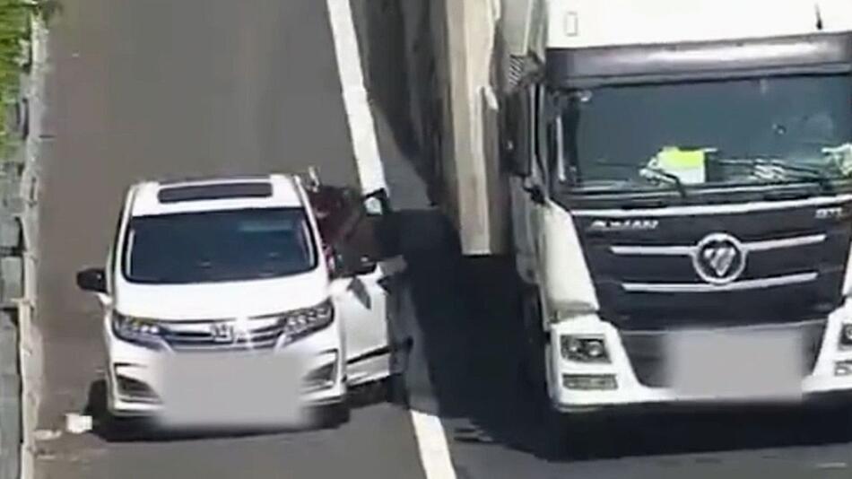 Vater stoppt für Toilettenpause auf Standstreifen – dann kommt ein Lkw angerast