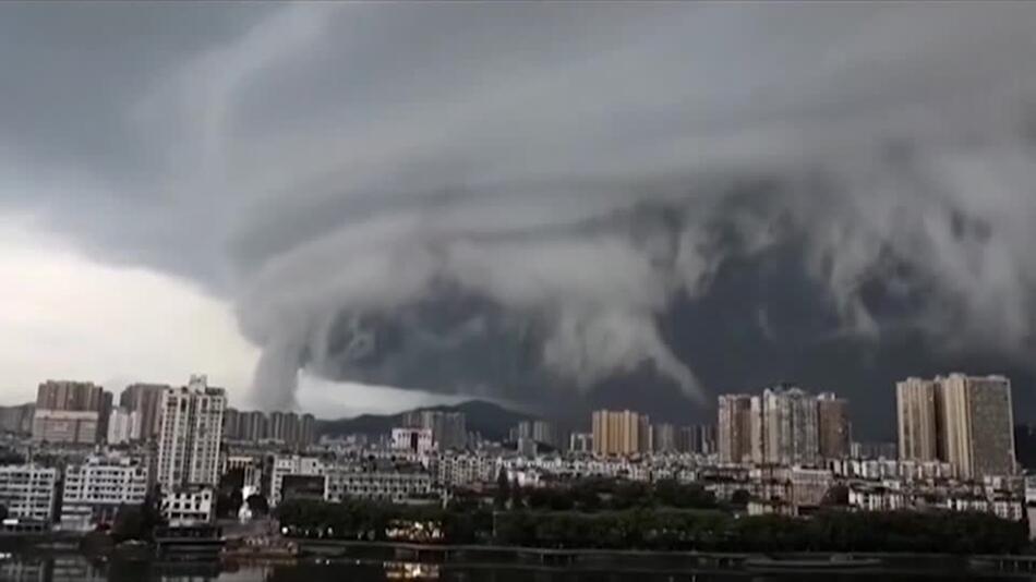 Bedrohliche Wolke rollt über chinesische Stadt Zhuhai