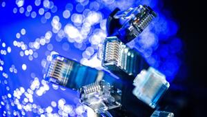 Netzwerkkabel (LAN-Kabel) liegen auf einem Tisch