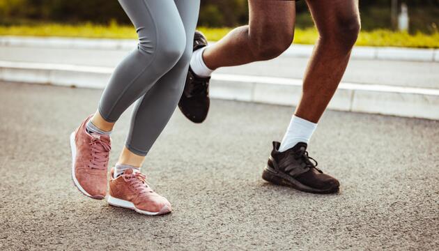 Zwei joggende Menschen; man sieht nur die Beine