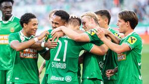Schaub wird nach seinem Elfer zum 2:0 geherzt