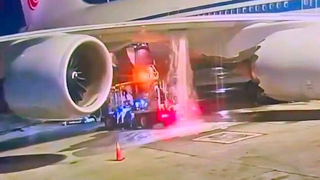 Tankwagen reißt Leitung am Flieger: Kerosin läuft aus Boeing 747 in New York