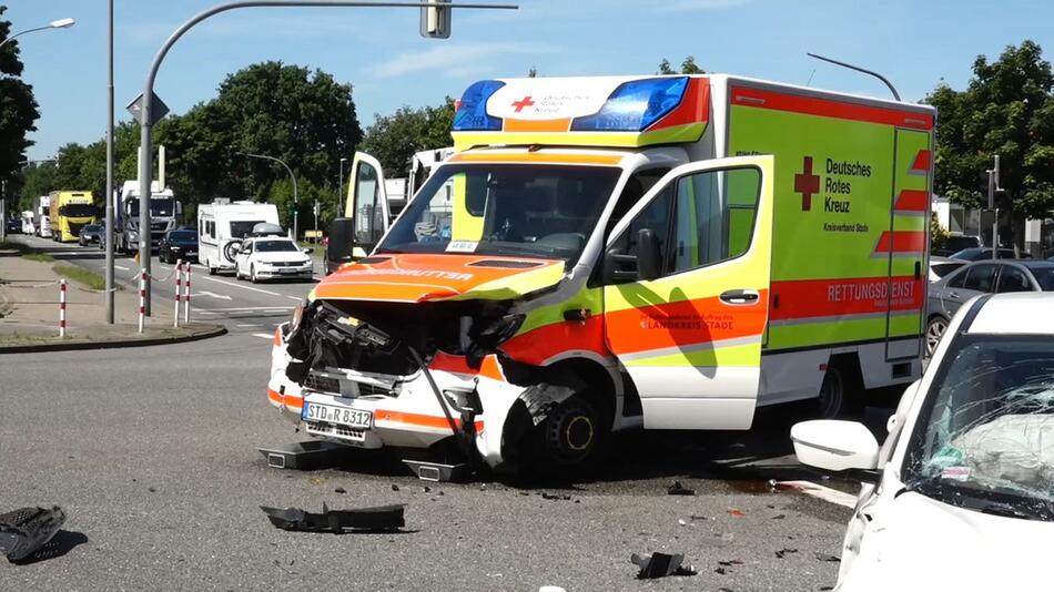 Unfall bei Hamburg: Rettungswagen und Kleinwagen kollidieren