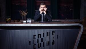 Edin Hasanovic am Schreibtisch seiner Late-Night-Show "Edins Neo Night".