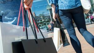 Zwei Frauen sind mit Shoppingtüten unterwegs