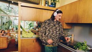 Ein Mann trägt die Kopfhörer Sonos Ace Ultra