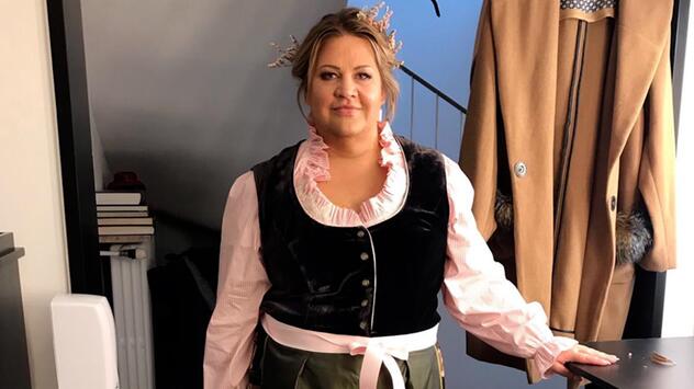 Dirndl statt Jogger: Ilka Bessin zeigt sich in Tracht
