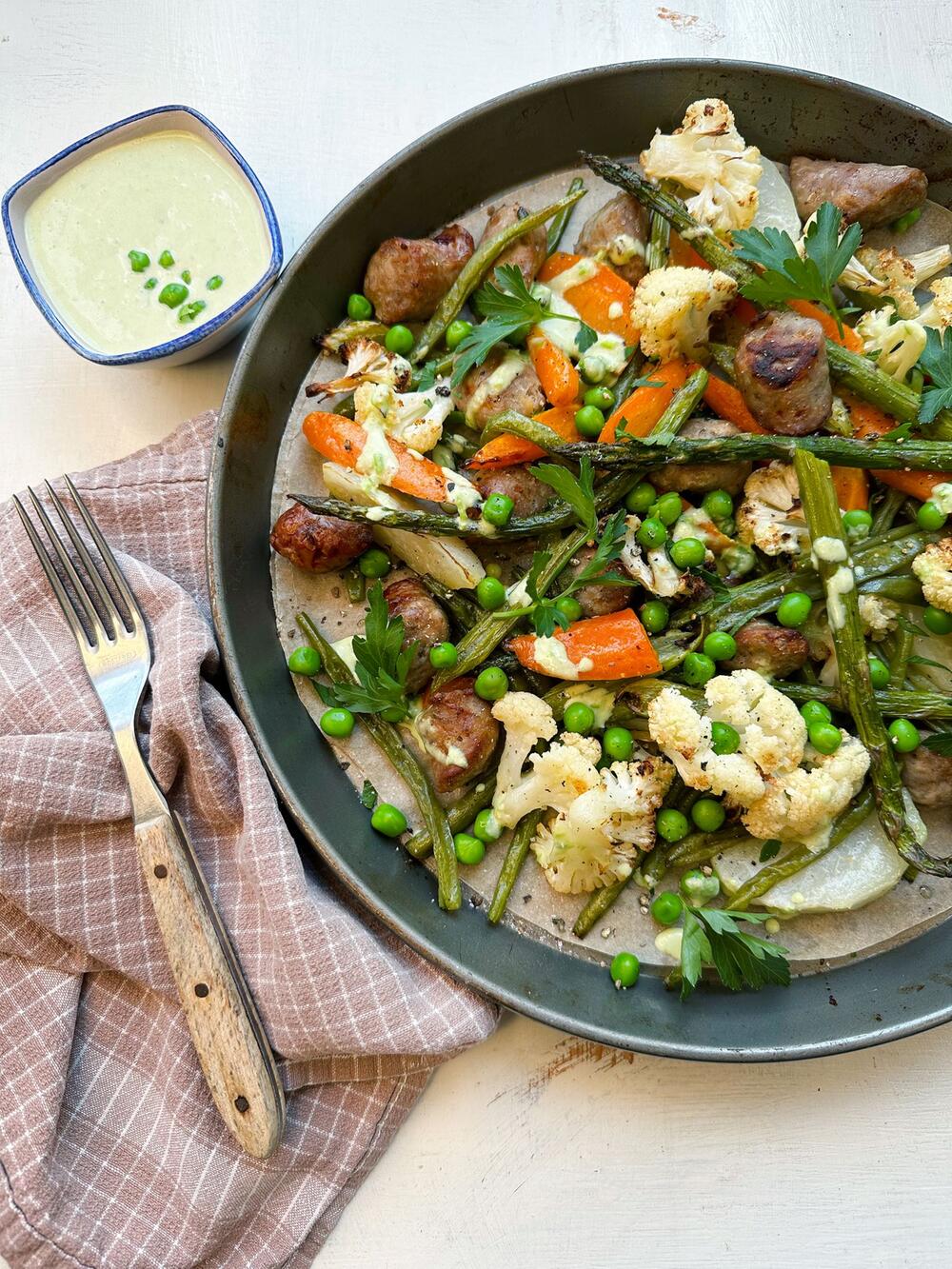 Leipziger Allerlei vom Blech mit Bratwurst und Erbsendip