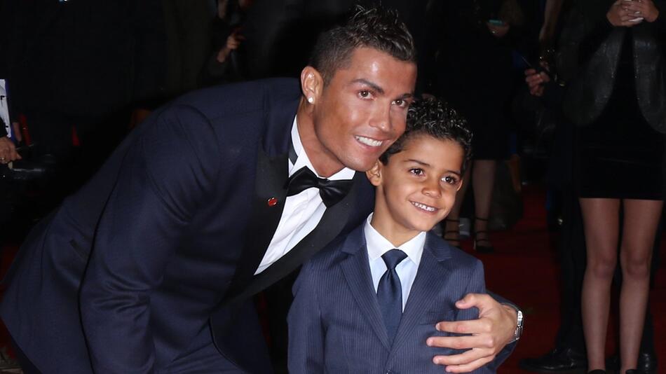Hier war er noch ganz klein: Cristiano Ronaldo und Cristiano Jr. im Jahr 2015 in London.