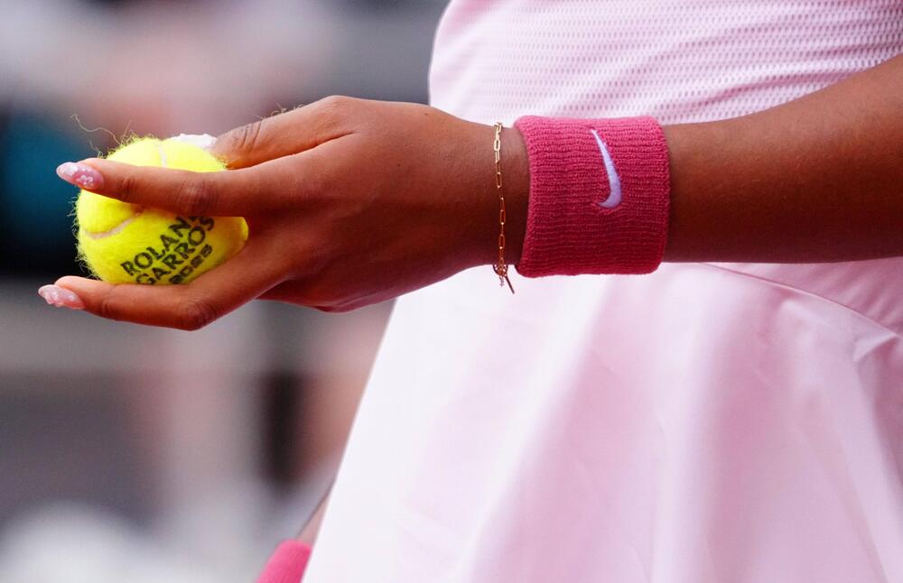 Naomi Osakas Fingernägel in Nahaufnahme.