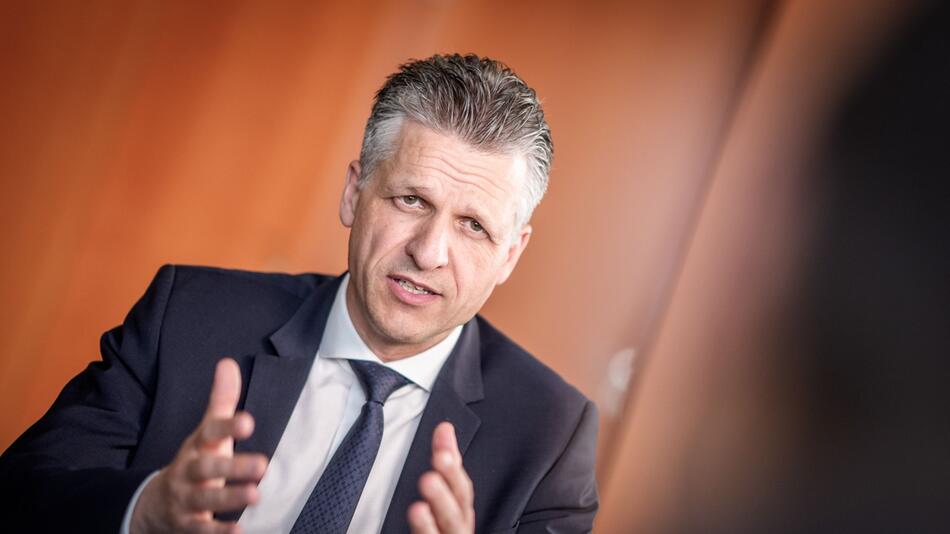 Kanzleramtschef Frei zu Social-Media-Nutzung von Kinden