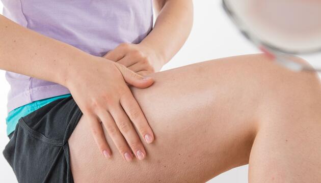 Eine Frau pflegt ihre Haut