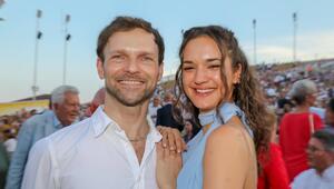 Vadim Garbuzov und seine Freundin bei der Premiere des Musicals "Ein Käfig voller Narren" im ...