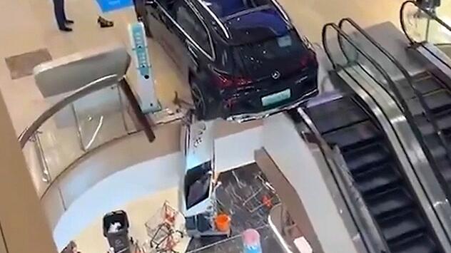 Beinahe-Absturz in China: Mercedes hängt in Einkaufszentrum an Kante