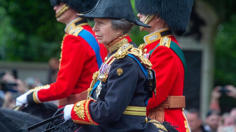 Prinzessin Anne hat an der traditionellen Parade "Trooping the Colour" zu Ehren des Geburtstages ...