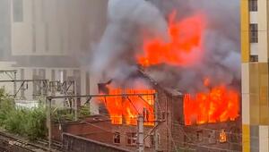 Feuerinferno in Manchester: Historisches Druckereigebäude brennt komplett aus