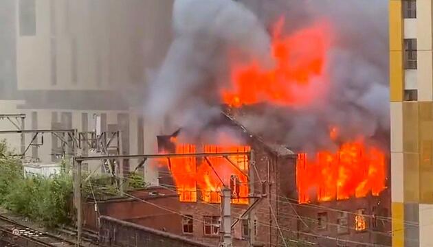 Feuerinferno in Manchester: Historisches Druckereigebäude brennt komplett aus