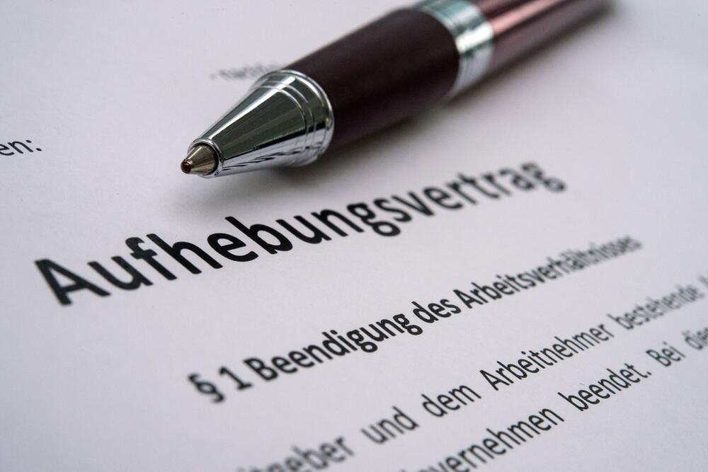 Ein Stift liegt auf einem Aufhebungsvertrag