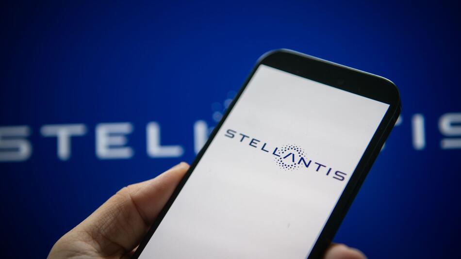 Das Stellantis Logo auf Smartphone und Laptop