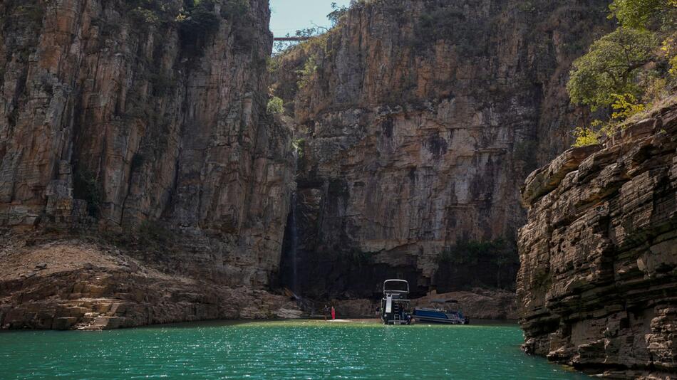 Brasilien: Felswand stürzt auf Touristenboote