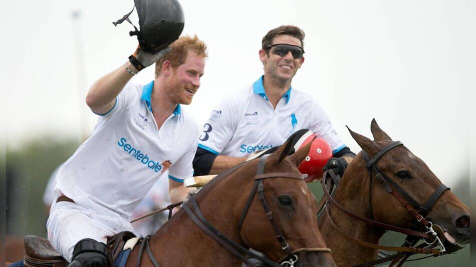 Prinz Harry (l.) spielt leidenschaftlich gerne Polo. Auch seine neue Serie dreht sich um den Sport.