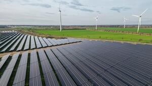 Windräder hinter Solarpark