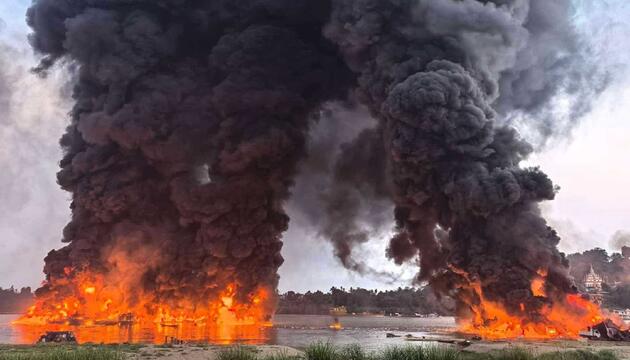 Großfeuer in Hafen in Myanmar