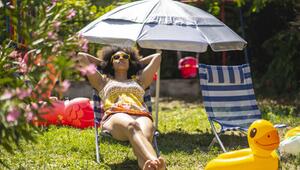 Frau genießt die Sonne im Garten