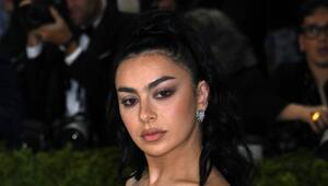 Charli xcx auf der diesjährigen Met Gala mit ihrem charakteristischen Cat-Eye-Look.