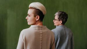 Tochter und Mutter stehen vor einer Wand