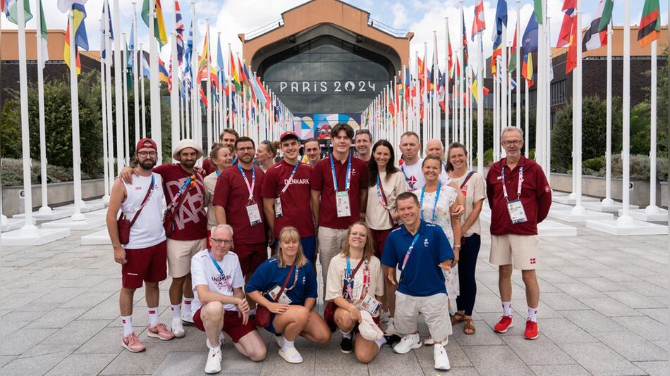 Kronprinz Christian inmitten des dänischen Teams bei den Paralympischen Spielen in Paris.