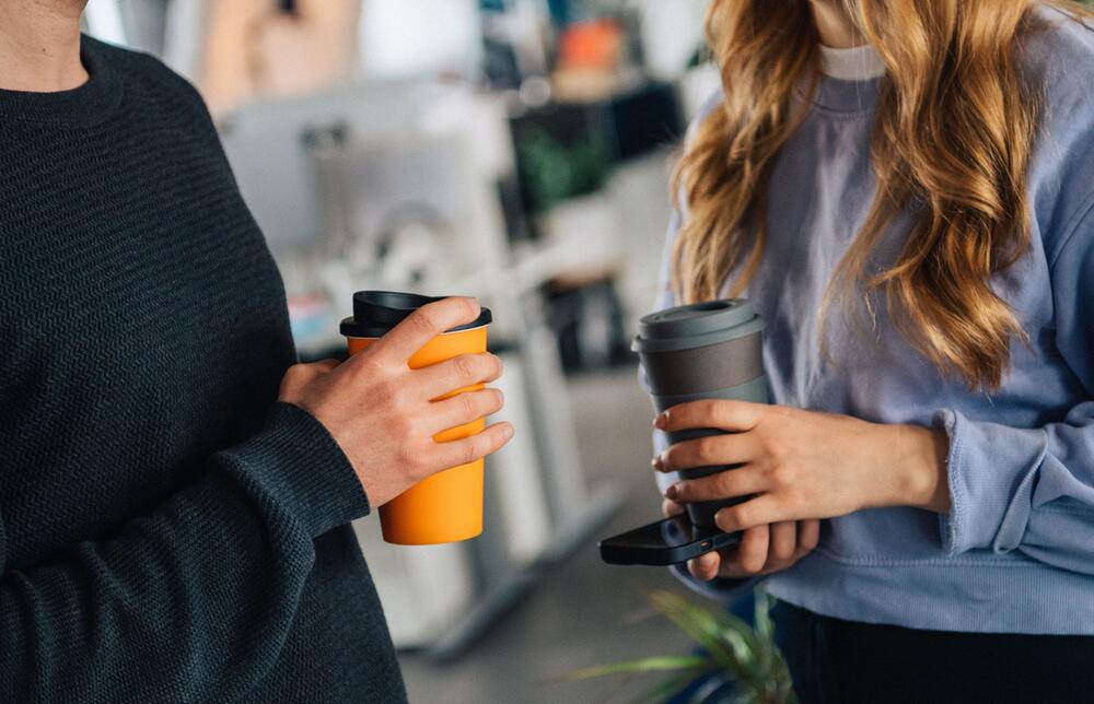 Ein Mann und eine Frau trinken Kaffee
