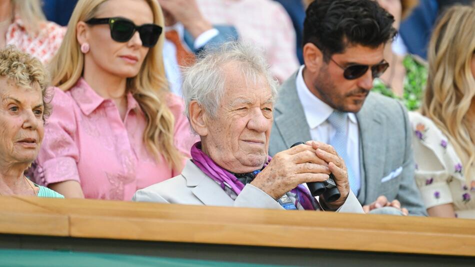 Bestens ausgestattet: Sir Ian McKellen samt Fernglas bei der Wimbledon-Partie von Laura Siegemund.