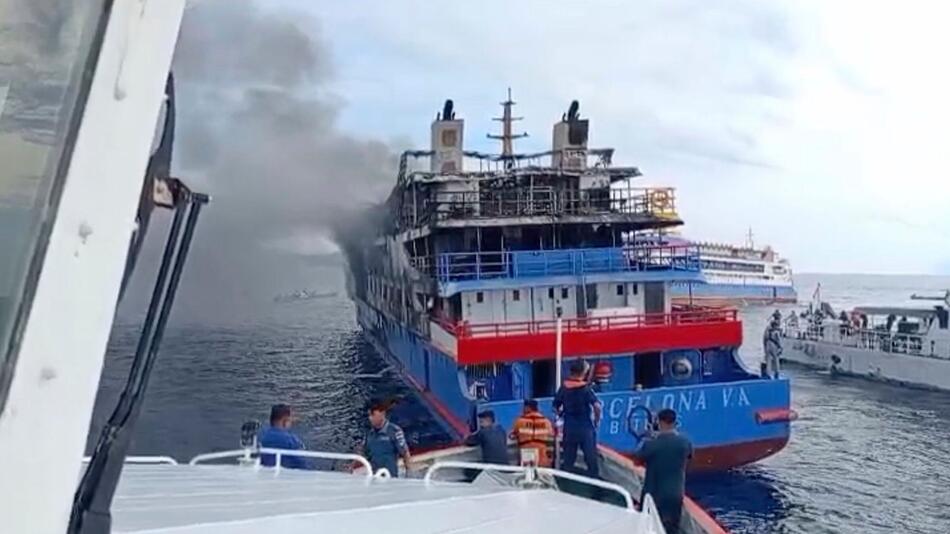 Feuer auf Fähre in Sulawesi