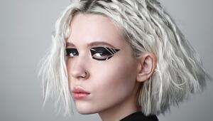 Grafische Elemente verbinden sich zu einem Augen-Make-up, das ein Statement setzt.