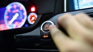 Ein Mann drückt den Start-Stop-Knopf eines BMW