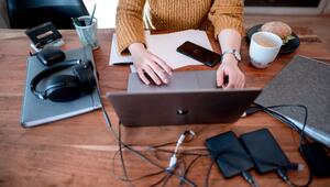 Frau sitzt an einem Laptop