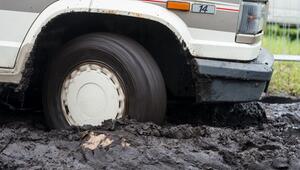 Ein Wohnmobil bleibt im Schlamm stecken