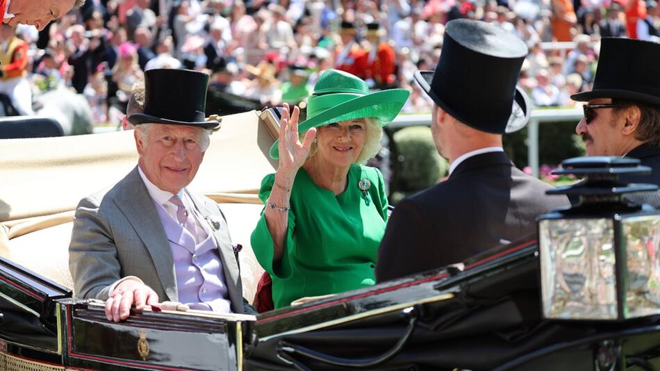 König Charles und Königin Camilla kamen zusammen mit Prinz William zu Royal Ascot.