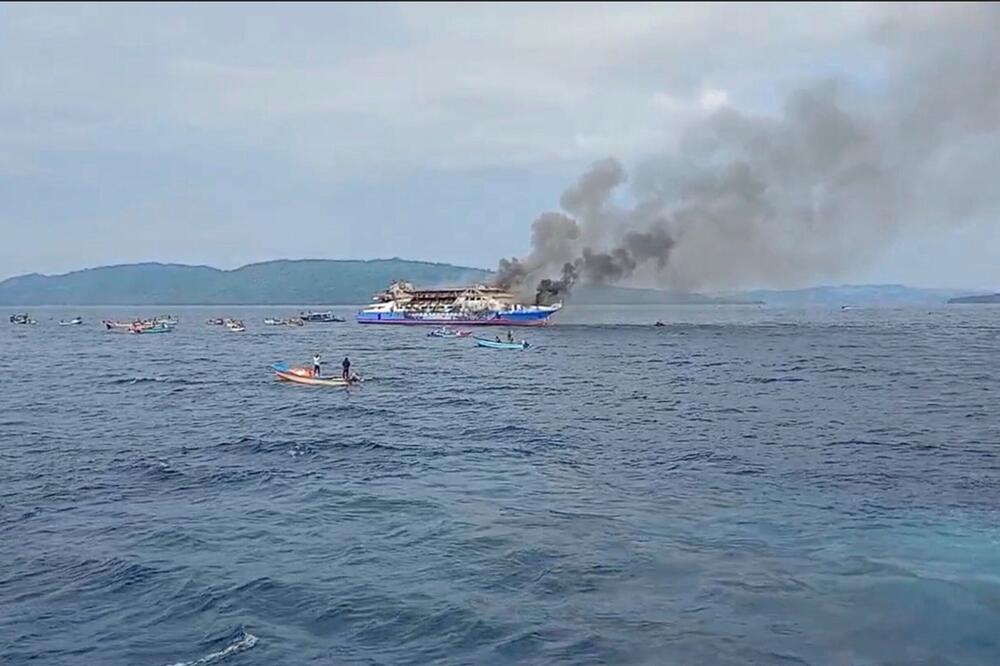 Feuer auf Fähre in Sulawesi