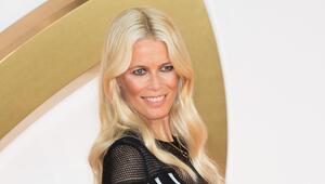 Claudia Schiffer auf einem roten Teppich.