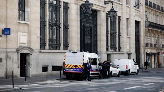 Polizeibeamte stehen vor dem Gebäude der Bank of America in Paris.