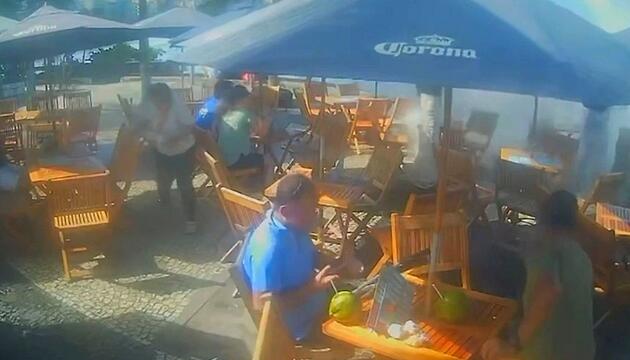 Urlauber flüchteten: Riesige Welle überrollt Strandcafé in Rio