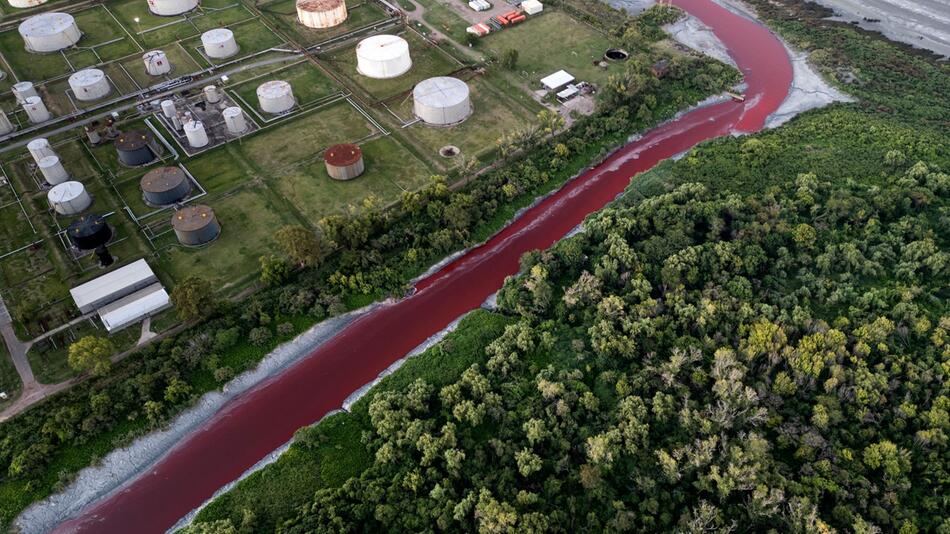 "Sarandí"-Fluss in Buenos Aires rot verfärbt