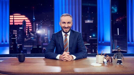 Jan Böhmermann im Studio.