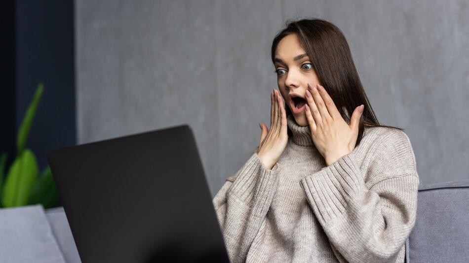 Frau mit überraschtem Gesichtsausdruck