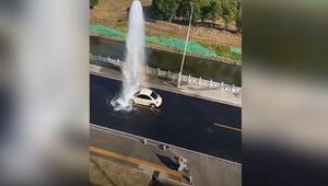 Auto fährt in Wasserfontäne