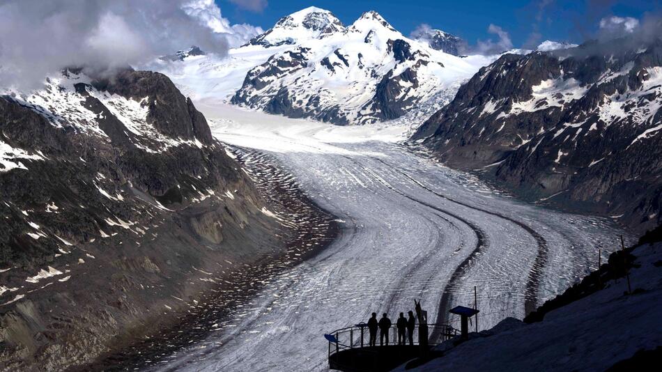 Menschen genießen die Aussicht auf den Aletschgletscher in der Nähe von Goms.