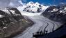 Menschen genießen die Aussicht auf den Aletschgletscher in der Nähe von Goms.  